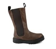 Bota de caña media confeccionada en cuero vacuno encerado color chocolate. Presenta paneles elásticos laterales en color negro, tiradores en la parte superior y suela chunky negra de 3 cm de altura.