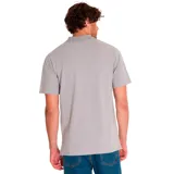 Remera tipo polo gris de piqué para hombre, marca CAT, con logo bordado en el pecho y detalle amarillo en la manga.