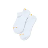 Calcetines deportivos de corte bajo color blanco, con detalle de logo en naranja en la puntera y triángulo naranja en el talón. Cuentan con suela acolchada y arco reforzado.