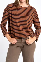 Remera de manga larga, corte al cuerpo, con cuello redondo. Presenta un patrón de rayas horizontales en color marrón óxido y azul marino.