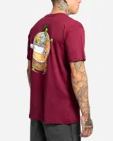 Remera bordó de manga corta con pequeño estampado en el pecho que incluye un esqueleto surfeando y la inscripción "Lost".