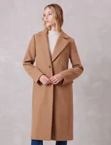 Tapado largo de lana Michael Kors, de corte recto y silueta estructurada. Presenta cuello con solapas amplias, cierre frontal con botones y bolsillos laterales con tapa. Incluye forro interno a tono.