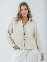 Camisa color crema con bordados florales, de corte recto y mangas largas.