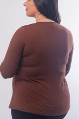Buzo maternal de manga larga con diseño funcional para lactancia. Confeccionado en algodón elastizado, presenta un corte holgado con costura bajo el busto y escote redondo.