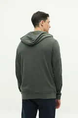 Campera de felpa color verde militar, con cierre frontal, capucha ajustable con cordones y logo estampado en el pecho.