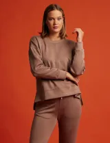 Buzo blanco de tejido elastizado, con pespunte central en la parte delantera y tajos laterales.