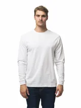 Remera de manga larga con cuello redondo, confeccionada en algodón, de corte clásico y diseño minimalista con detalle de etiqueta pequeña en el ruedo.