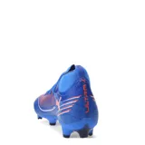 Championes de fútbol Puma Ultra Match para terreno firme, en color azul con detalles en blanco y naranja. Presentan un diseño de corte medio con tejido técnico ligero y suela con tapones para tracción en césped natural.