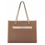 Cartera tipo shopper de la marca Guess, con diseño estructurado y estampado monograma de la marca en tonos marrones. Presenta una banda horizontal decorativa con el logo metálico en el frente y asas largas para llevar al hombro.