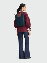 Mochila Longchamp modelo Le Pliage Original tamaño M, color azul marino con detalles en cuero marrón. Presenta el diseño icónico de la marca con solapa de cuero con cierre de botón a presión y correas ajustables.