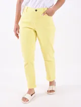 Jean de corte recto y tiro medio, color amarillo, con cierre frontal de botón y cremallera, y bolsillos laterales y traseros.