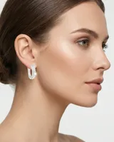 Aros tipo argolla pequeña de plata 925, con diseño frontal decorado con pequeñas circonias brillantes.