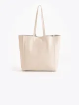 Cartera tipo shopper Jazmin Chebar modelo Honey, color negro, confeccionada en cuero vacuno suave. Cuenta con amplia capacidad, doble asa larga para el hombro y diseño grabado con abejas en bajo relieve. Incluye un tag colgante decorativo con dije metálico en forma de abeja.