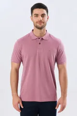 Remera polo de piqué de algodón color azul, de manga corta, con cuello camisero, cierre frontal de dos botones y pequeño logo bordado en el pecho.