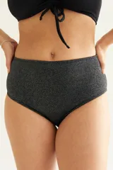 Bombacha de baño de tiro alto color marrón, confeccionada en lycra con efecto lurex.