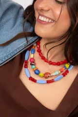 Collar corto de cuentas de cristal facetado en color rojo, con cierre y cadena de extensión de acero quirúrgico.