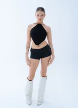Top de crochet color negro con diseño de cuello halter y espalda descubierta, confeccionado artesanalmente.