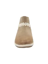 Botin tipo Chelsea de cuero color kaki, con paneles elásticos laterales decorados con bordados geométricos y detalle de cinta tejida en el empeine. Cuenta con suela de goma con tecnología de amortiguación y tirador trasero.