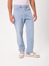 Jean de denim celeste claro de corte recto, con diseño clásico de cinco bolsillos y trabillas para cinturón.