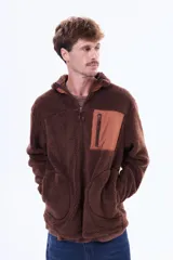 Campera de sherpa color marrón con cierre frontal completo, cuello alto y bolsillo frontal con cierre en contraste de material.