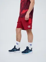 Short de entrenamiento Umbro del Club Nacional de Football, color bordó, de corte deportivo y tejido ligero de secado rápido.