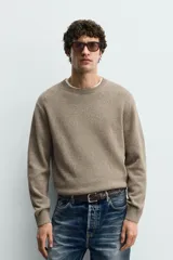 Jersey regular fit de punto tejido en hilatura con mezcla de algodón y lino, cuello redondo y manga larga, con acabados en rib en cuello, puños y dobladillo.
