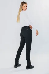 Pantalón de gabardina azul marino, de corte skinny y tiro medio, con bolsillos laterales y trabillas para cinturón.