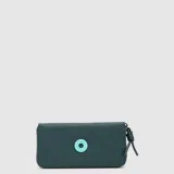 Billetera rectangular de diseño compacto en color verde oscuro, con textura tipo saffiano. Presenta un aplique circular central en color turquesa con el logo de la marca y un tirador de cierre con detalle de nudo.