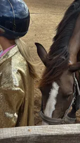 Blazer dorado con lentejuelas, solapas de muesca, corte recto y cierre frontal con un botón.