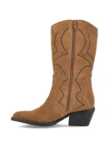 Bota alta de gamuza color tostado, con diseño de inspiración texana, punta fina, taco acuñado y apliques ornamentales.