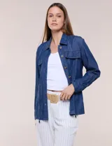 Sobrecamisa azul de denim de algodón liviano, con cuello camisero, cierre frontal de botones, bolsillos con solapa en el pecho y cordón ajustable en la cintura.