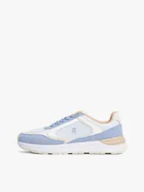 Zapatillas de corte bajo con exterior de ante en tonos celeste, blanco y beige. Presentan paneles con mezcla de texturas, cierre de cordones, insignia con monograma TH tonal en el lateral y suela de EVA blanca con detalles en beige.