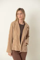 Blazer color beige de pana con solapas, corte recto y bolsillos delanteros.