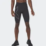 Short deportivo de compresión 2XU Light Speed, color negro, con diseño ajustado y tecnología Muscle Containment Stamping (MCS) en el muslo derecho en tono gris.