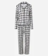 Pijama estilo americano compuesto por camisa de manga larga con botones y pantalón largo. Presenta un estampado a cuadros con pequeños iconos de Mickey Mouse. Confeccionado en tejido suave y ligero.