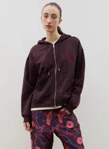 Campera tipo hoodie con cierre frontal, capucha con cordones ajustables y logo bordado en el pecho. Presenta puños y ruedo acanalados.