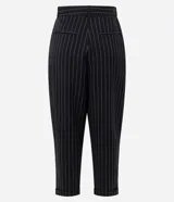 Pantalón de sastrería corte carrot, color negro con rayas verticales blancas. Presenta pinzas frontales, cintura con pasantes y bajo ajustado.