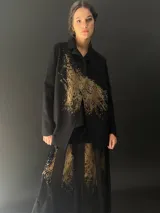 Blazer negro de paño 100% lana con estampado abstracto color cobre, bolsillos laterales y terminación al tallo vivo.