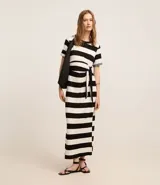 Vestido midi de viscosa con estampado de rayas horizontales en blanco y negro, cuello redondo, mangas cortas y lazo lateral en la cintura.