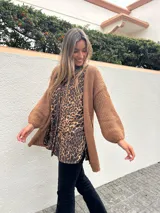Saco abierto de tejido de punto color camel, con mangas largas abullonadas y diseño holgado sin botones.