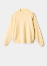 Jersey de punto de grosor medio, color amarillo claro, con cuello perkins y manga larga de diseño recto.