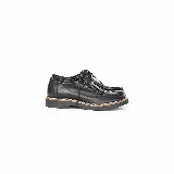 Mocasín de cuero negro con cordones y detalle de flecos en la capellada, con suela plana y costuras visibles en el borde.