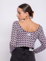 Top de tejido de punto con estampado geométrico en blanco y negro, de manga larga y cuello redondo.