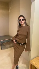 Vestido midi marrón de crepé arrugado, con mangas largas oxford y escote con cierre de moñas.