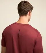 Remera deportiva de hombre con tecnología dry fit, cuello redondo y manga corta. Presenta un diseño liso en color beige con una pequeña etiqueta decorativa en el dobladillo.