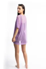 Remerón de tul con estampado tie-dye en tonos fucsia, violeta y negro.
