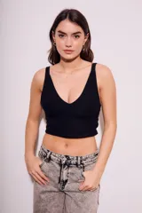 Top negro de viscosa con escote en V y breteles anchos.