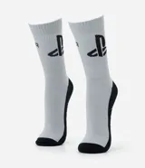 Medias de caña alta color gris con detalles en negro en la puntera, talón y planta del pie. Presentan el logo de Playstation y el texto 'player one' estampado en el lateral.