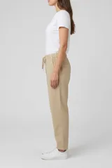 Pantalón jogger verde militar de algodón, con cintura elástica con cordón de ajuste y bolsillos frontales aplicados.