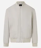 Campera bomber negra para hombre, confeccionada en poliéster con cierre frontal de cremallera, cuello, puños y dobladillo elásticos acanalados, y bolsillos laterales.